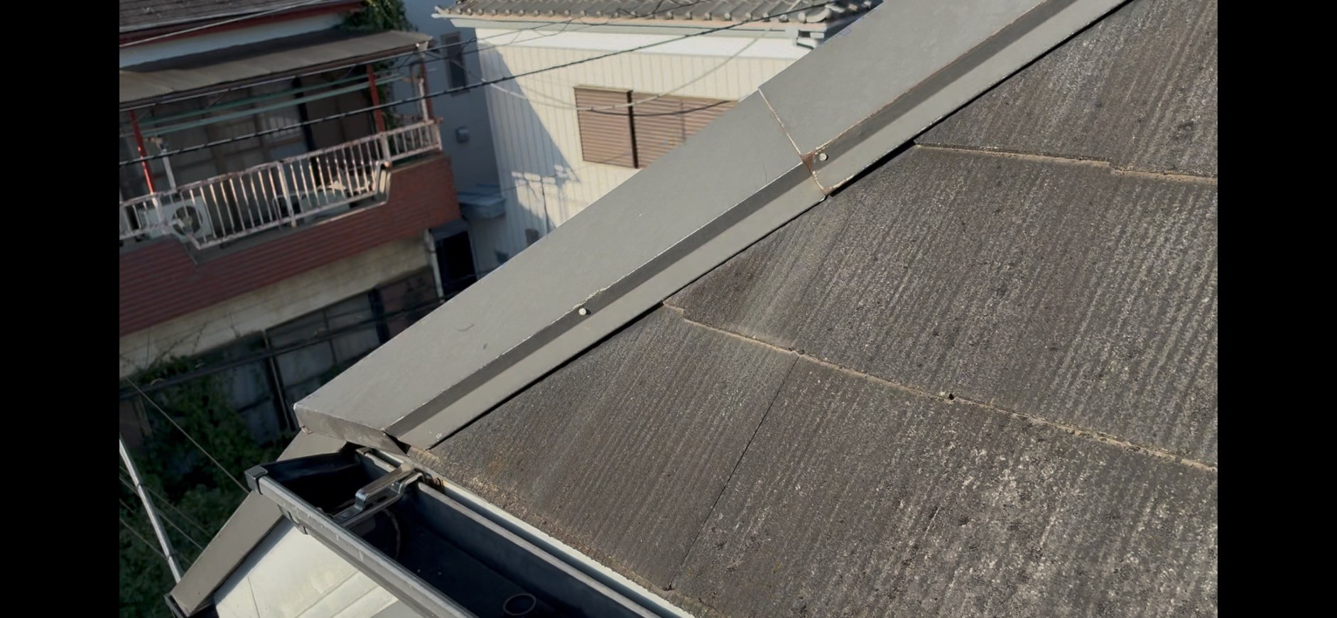 固定釘が緩んだ棟板金